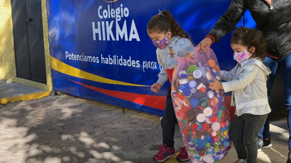 Alumnos del Colegio Hikma donan al Banco de Tapitas 
