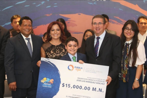 Entrega Dinorah López el Premio Estatal de la Juventud a estudiante del Colegio Hikma